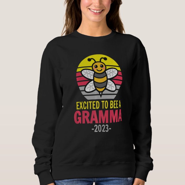 Moletom Gramma 2023  Bee  Grandma  Excited To Be A Gramma (Frente)