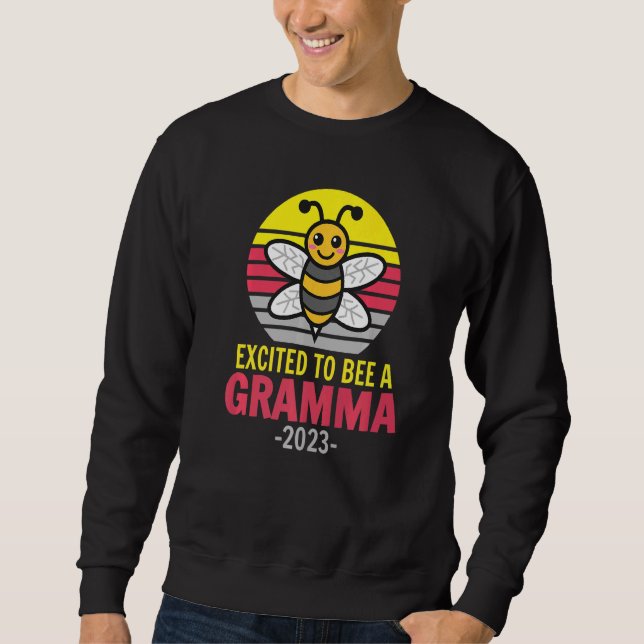 Moletom Gramma 2023  Bee  Grandma  Excited To Be A Gramma (Frente)