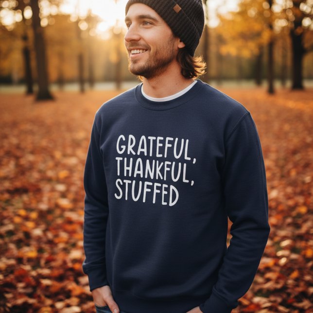 Moletom Grateful Thankful Stuffed • Funny Thanksgiving (Man wearing navy sweater with text “Grateful, Thankful, Stuffed” in autumn park)