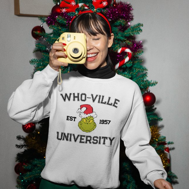 Moletom Grinch | Universidade Who-ville Est 1957 (Person wearing sweater)