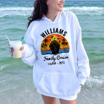 Moletom Grupo Personalizado de Cruzamento da Família Perso<br><div class="desc">Enrole-se no calor da nostalgia com o "Hoodie Personalizado da Família Retro Sunset Cruise Personalizada do Grupo Personalizado". Este capuz traz um toque do charme de ontem para o seu guarda-roupa de cruzeiro, com atributos como raios solares retrorreflectores, camisa ondulada, camisa-sol e vibes de praia. O design personalizado adiciona um...</div>