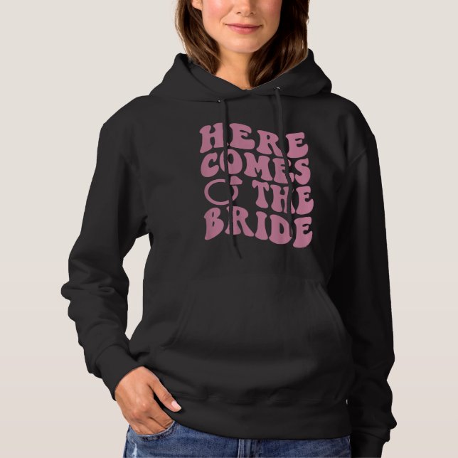 Moletom Here Comes Bride Groovy Groom Engaged Mrs Bachelor (Frente)