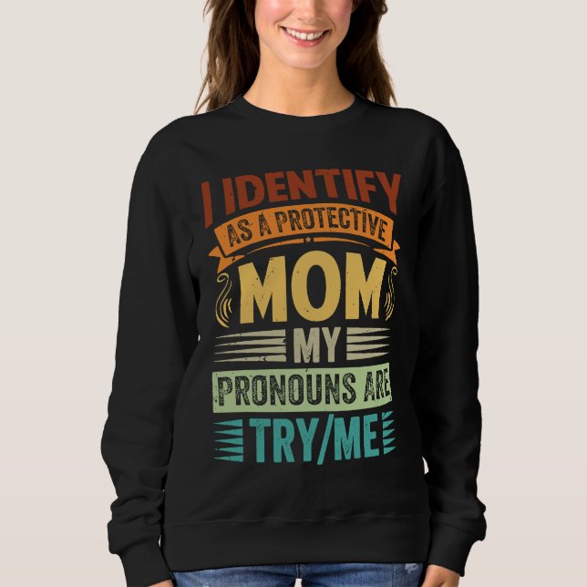 Moletom I Identify As A Protective Mom My Pronouns Are Try (Frente)