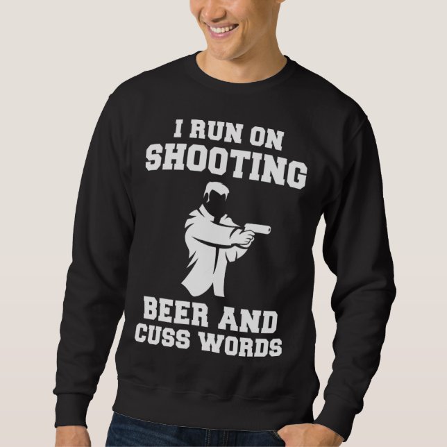 Moletom I run on shooting beer and cuss words hoodie long (Frente)