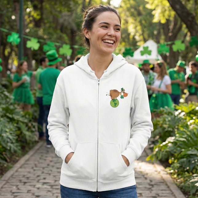 Moletom Irish Leprechaun Cow Standing on Planet Earth (Criador carregado)