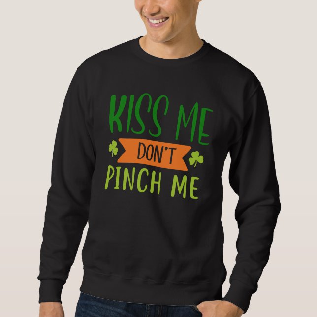 Moletom Kiss Me Don't Pinch Me  Shamrock St Patricks Day (Frente)