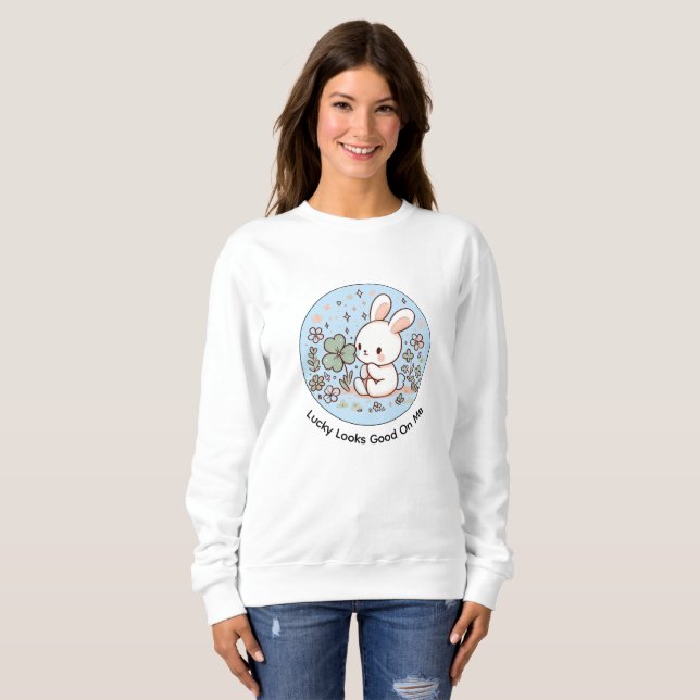 Moletom Lucky Looks Good On Me Cute Bunny Sweatshirt (Frente Completa)