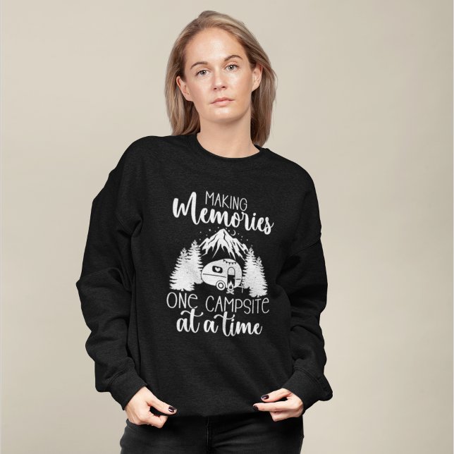 Moletom Making Memories one Campsite at a time Camping (Criador carregado)