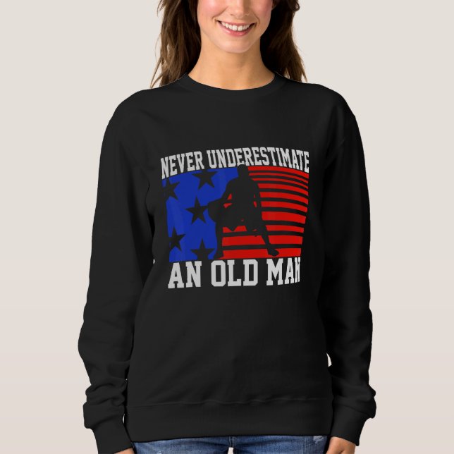 Moletom Mens Never Underestimate An Old Man USA Flag   Bas (Frente)