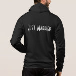 Moletom Mens Recem casados Hoodie<br><div class="desc">Esta capuz suave de Bella é para o noivo relaxar, mostrada em preto com um texto de Recem casados no verso. Personalize este item ou comprar como está.</div>