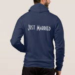 Moletom Mens Recem casados Hoodie<br><div class="desc">Este capuz suave de Bella é para o noivo relaxar, mostrado em Marinho com um texto Recem casados no verso. Personalize este item ou comprar como está.</div>