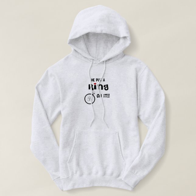 Moletom Monogramas Ele colocou um anel nele (Frente do Design)