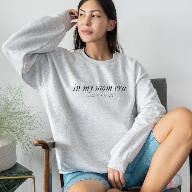 Moletom Na Era Da Minha Mãe, O Ano Mínimo Da Mãe (In My Mom Era Custom Year Minimal Mom Crewneck Sweatshirt)