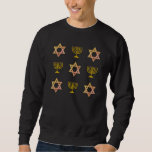 Moletom Na moda HANUKKAH<br><div class="desc">Camisola unissexo de HANUKKAH moderna,  mostrando a ESTRELA DE DAVID e MENORAH em um padrão em relevo. Suéter Chanukah ideal para homens e mulheres nas comemorações de Chanucá e é adequado para qualquer evento temático judeu. Escolha entre uma ampla seleção de cartões e presentes de Hanukkah por Designs Bereanos.</div>