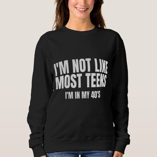 Moletom Não sou como a maioria dos adolescentes que estou  (Frente)