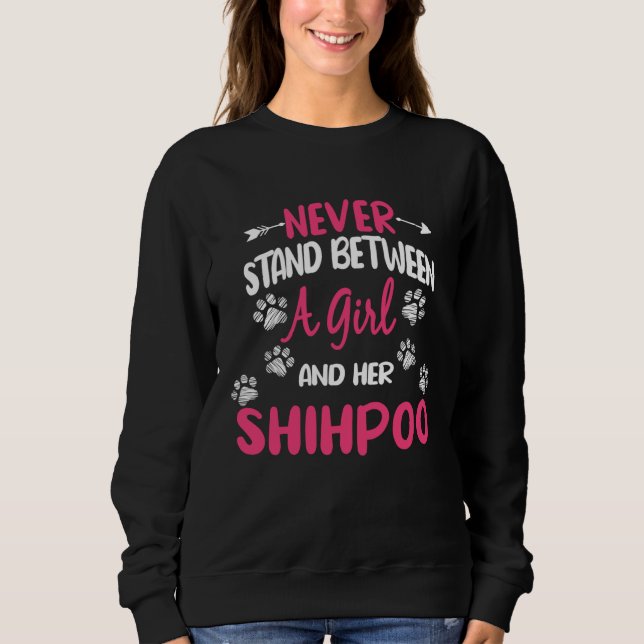 Moletom Never Stand Between A Girl And Her Shihpoo Dog Sho (Frente)