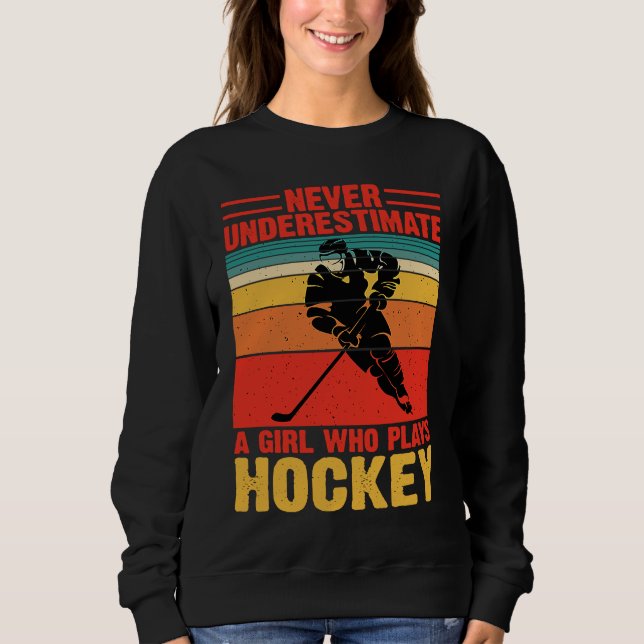 Moletom Never Underestimate A Girl Who Plays Hockey Funny  (Frente)