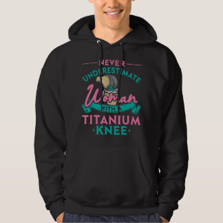 Moletom Never Underestimate A Woman With A Titanium Knee T