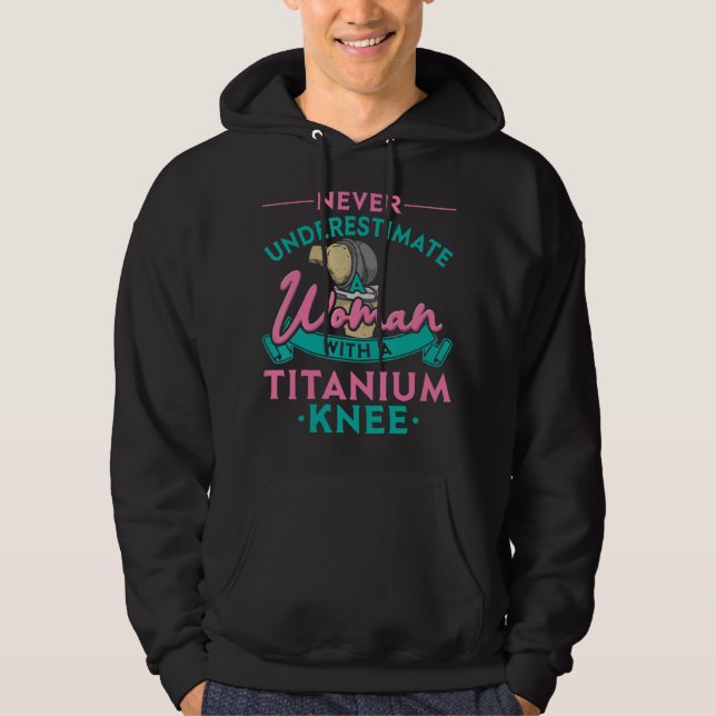 Moletom Never Underestimate A Woman With A Titanium Knee T (Frente)