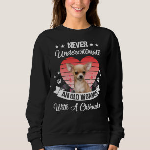 Moletom Never Underestimate An Old Woman With A Chihuahua