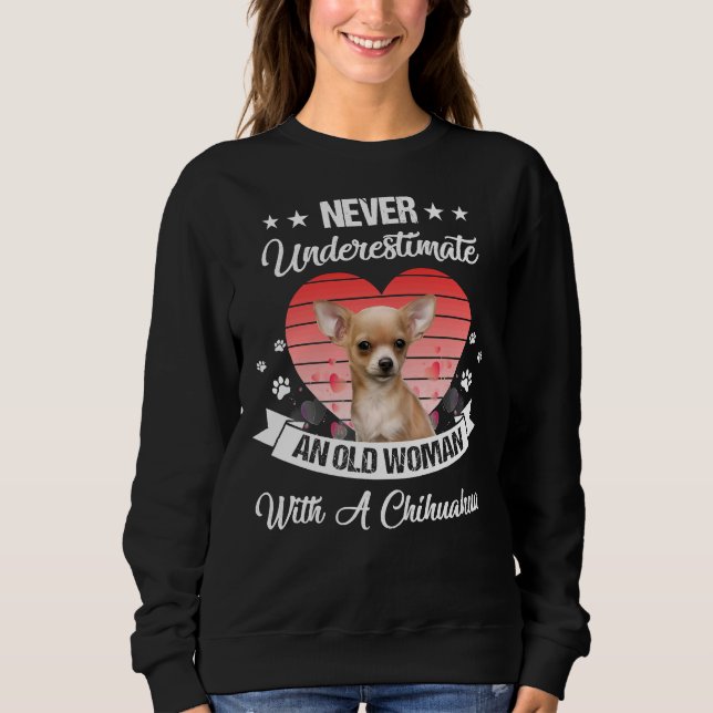 Moletom Never Underestimate An Old Woman With A Chihuahua  (Frente)