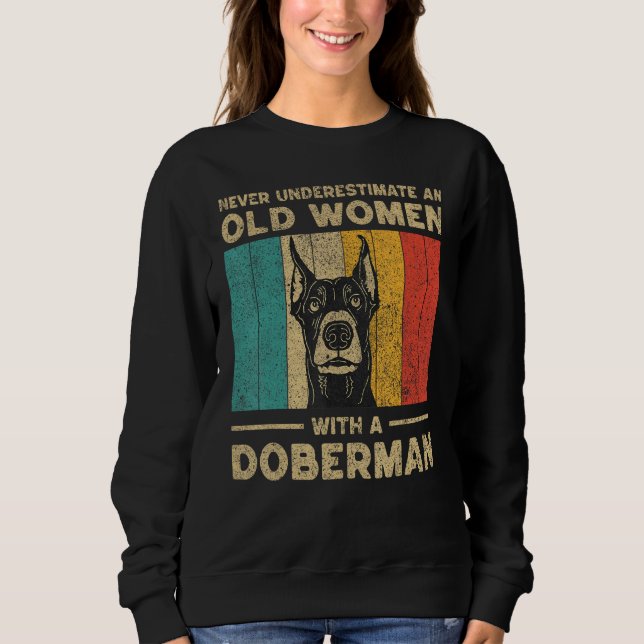 Moletom Never Underestimate An Old Women With A Doberman P (Frente)