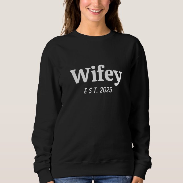 Moletom Nova esposa do ano personalizado de Wifey EST 2025 (Frente)
