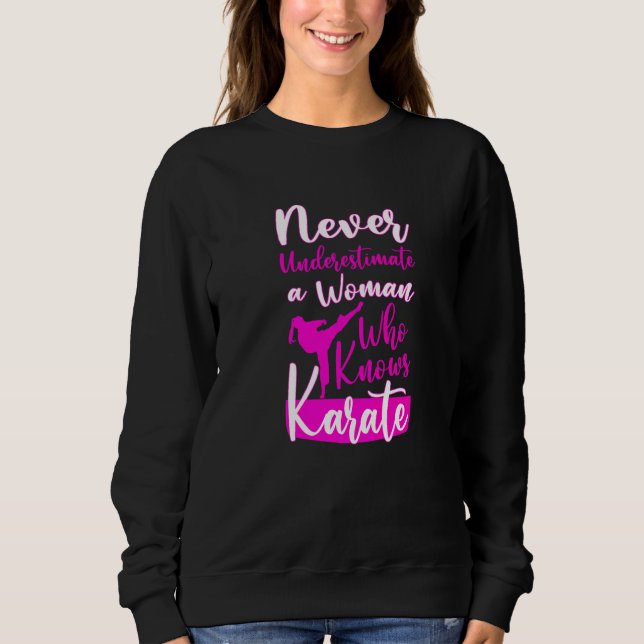 Moletom Nunca Subestime Uma Mulher Velha Que Conhece Karat (Frente)