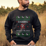 Moletom Papais noeis Engraçados Dabbing Ugly Christmas<br><div class="desc">Esta camisola preta tem uma torção divertida e festiva no tema clássico do suéter de Natal feio. Na frente, um gráfico atraente e humoramente irreverente ganha o palco central, apresentando Papai Noel de um humor jovial, executando a popular dança chamada "dabbing". A silhueta icônica dos papais noeis, com suas bochechas...</div>
