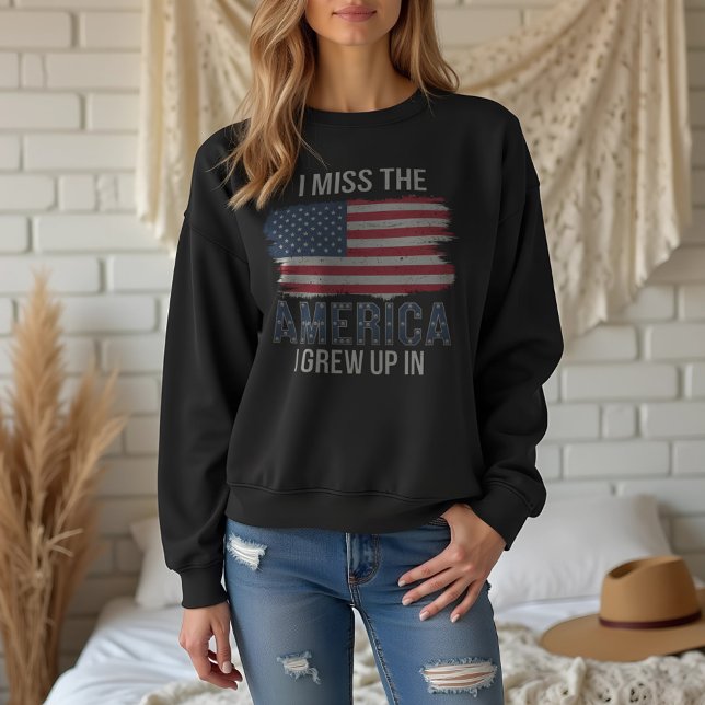 Moletom Patriótico "I Miss the America I Growth Up In" (Patriotic “I Miss the America I Grew Up In” Sweatshirt – Vintage American Flag Design)