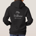 Moletom Personalizada Sra. Est Date Honeymoon Gift for Bri<br><div class="desc">sra. personalizada, comenda de noivado para casamento noiva, noiva presente de noiva salgada, sobrenome personalizado nova moda, roteiro de caligrafia elegante preto branco, festa de galinha recém-engajada, despedida de solteira de recem casados, viagem de lua de mel, dia de os namorados de Natal chá de panela, aniversário para ser filha,...</div>