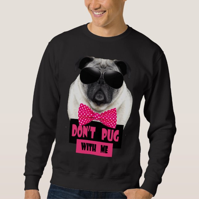 Moletom Pug Vestindo Óculos De Sol E Um T-Shi Clássico De  (Frente)