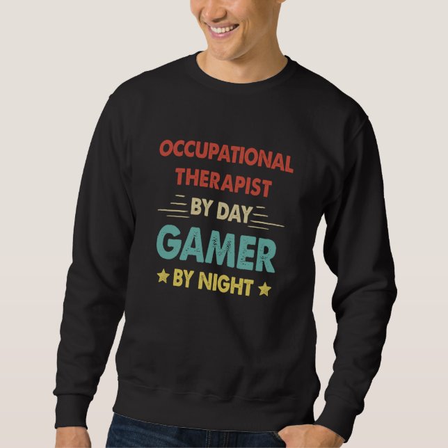 Moletom Retro Occupational Therapist By Day Gamer By Night (Frente)