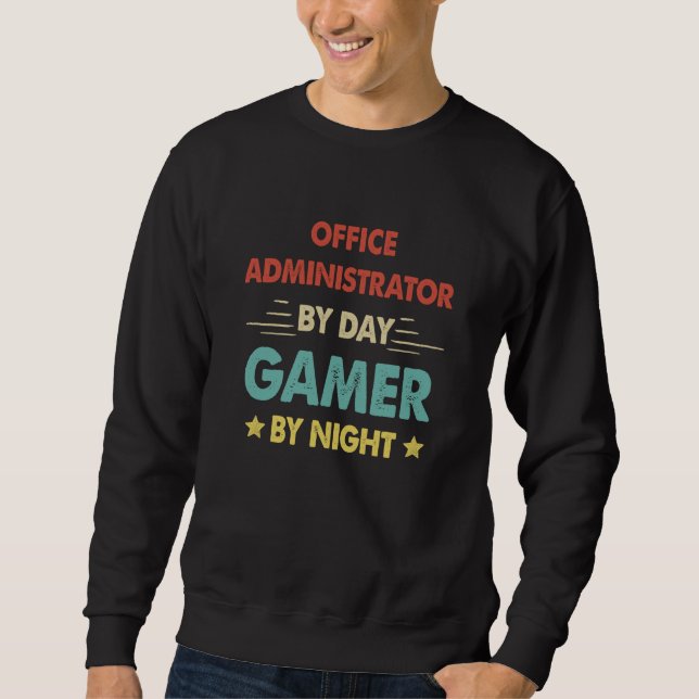 Moletom Retro Office Administrator By Day Gamer By Night (Frente)