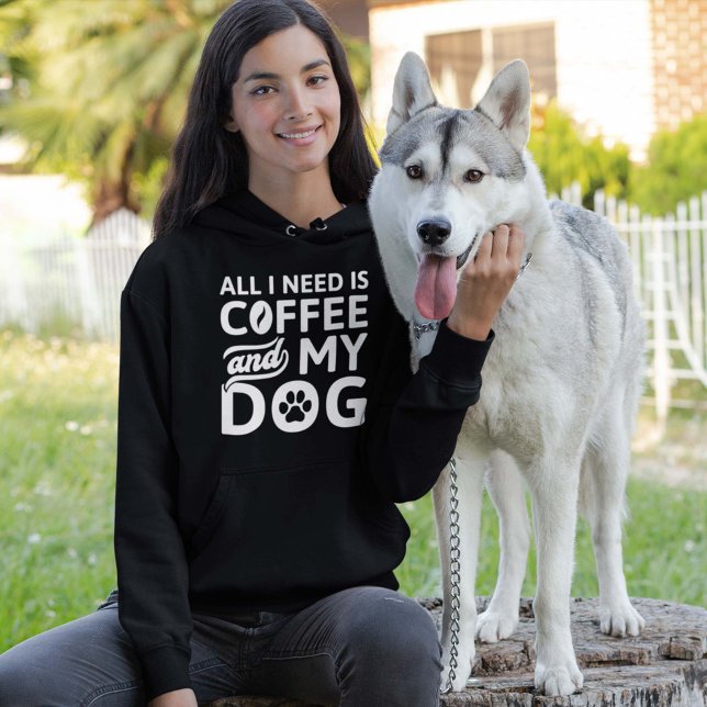 Moletom Só Preciso De Café E Meu Cachorro (woman with husky wearing coffee and dog hoodie)