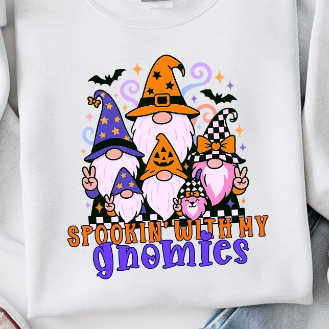Moletom "Spookin" Com Meus Gnomos: Amigos do Dia das Bruxa (Get festive with spookin' with my gnomies — a Halloween friends design full of humor and charm.)