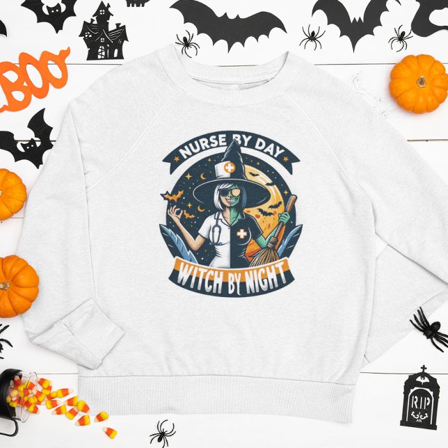 Moletom T-Shirt Enfermeira Dia de as Bruxas engraçado (Nurse by Day Witch by Night Sweatshirt Halloween)