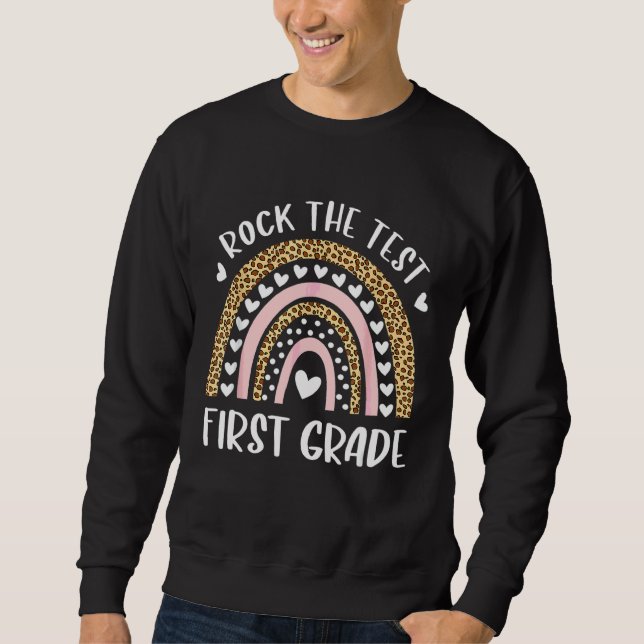 Moletom Test Day Rock The Test First Grade Rainbow Teacher (Frente)
