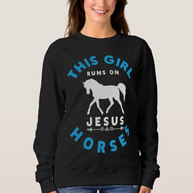 Moletom This Girl Runs On Jesus And Horses Equestrian Hors (Frente)