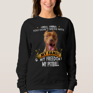 Moletom Três coisas que você não mama com o cachorro Pitbu