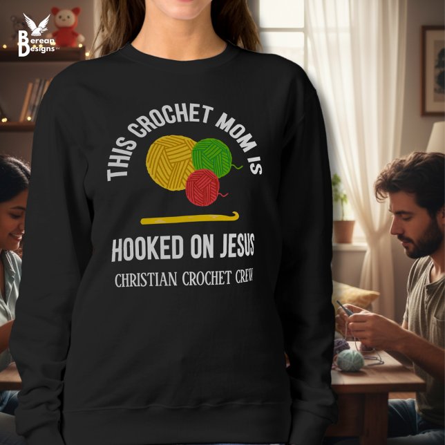 Moletom TRIO DE CROCHÊ MÃE ENVICIADA EM JESUS Equipe de Cr (CROCHET MOM HOOKED ON JESUS Sweatshirt with customizable text. Great gift for Christian moms.)
