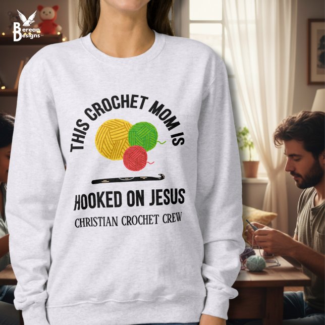 Moletom TRIO DE CROCHÊ MÃE ENVICIADA EM JESUS Equipe de Cr (Stylish CROCHET MOM HOOKED ON JESUS Sweatshirt w/ customizable text. Great gift for Christian moms.)