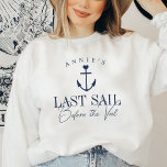 Moletom Última vela antes da solha náutica do véu<br><div class="desc">Fique aconchegante com a festa de solteira náutica ou barco com essas camisetas bonitinhas personalizadas. Design apresenta a ilustração de uma nave azul marinho, tocada por um pequeno coração, com duas linhas de texto personalizado por baixo; mostrada com "Última Vela Antes do Véu". Adicione o nome da noiva curvada no...</div>