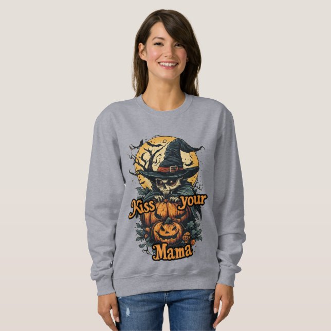 Moletom Um design de Halloween diz: Beije sua mamãe em um  (Frente Completa)