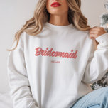 Moletom Vestido de Noiva Personalizado com Nome da Dama de<br><div class="desc">Camiseta de Festa de Despedida de Solteira com Nome da Dama de Honra Personalizado. Personalize esta camiseta cor-de-rosa minimalista e fofa de casamento com o nome da sua dama de honra sob belas letras cursivas. Perfeito como um presente personalizado de chá de noiva ou despedida de solteira para todas as...</div>