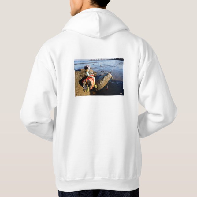 Moletom Vissende Fubby op een blikje aan de waterkant. (Verso)