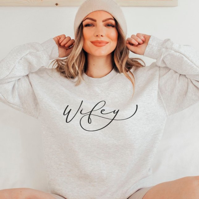 Moletom Wifey Cute Script Newwn Sweatshirt (Criador carregado)
