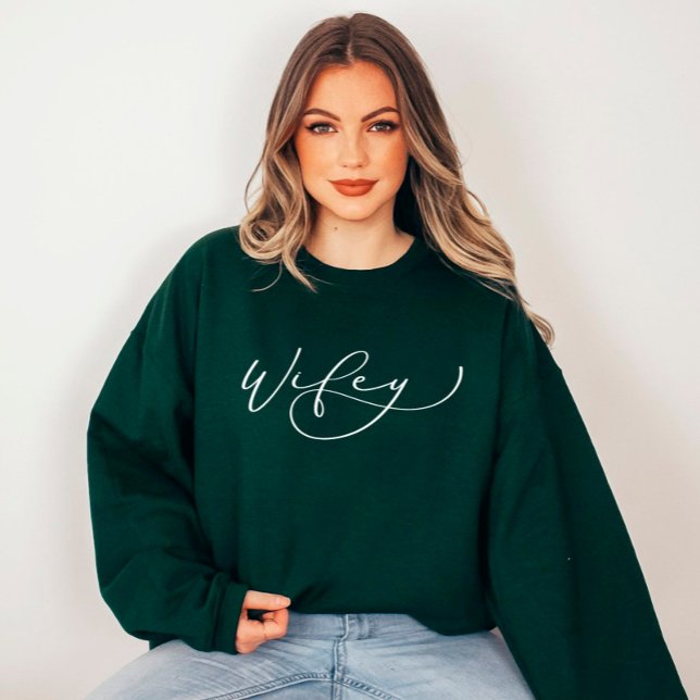 Moletom Wifey Cute Script Newwn Sweatshirt (Criador carregado)