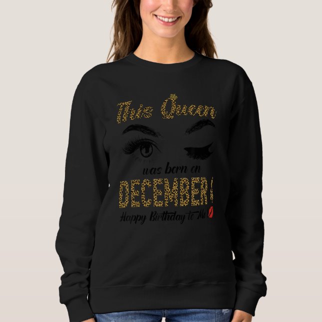 Moletom Womens Queens are born on December 4th A queen was (Frente)