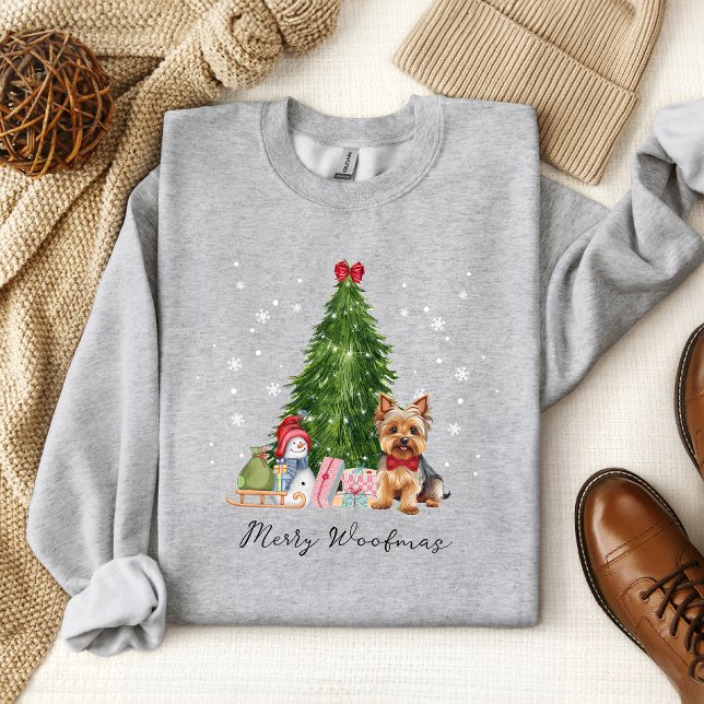 Moletom Yorkie Feliz de Natal Cachorro Divertido Woofmas (Celebrate the holidays in adorable fashion with our Yorkie Christmas sweatshirt. Spread the Merry Wo)